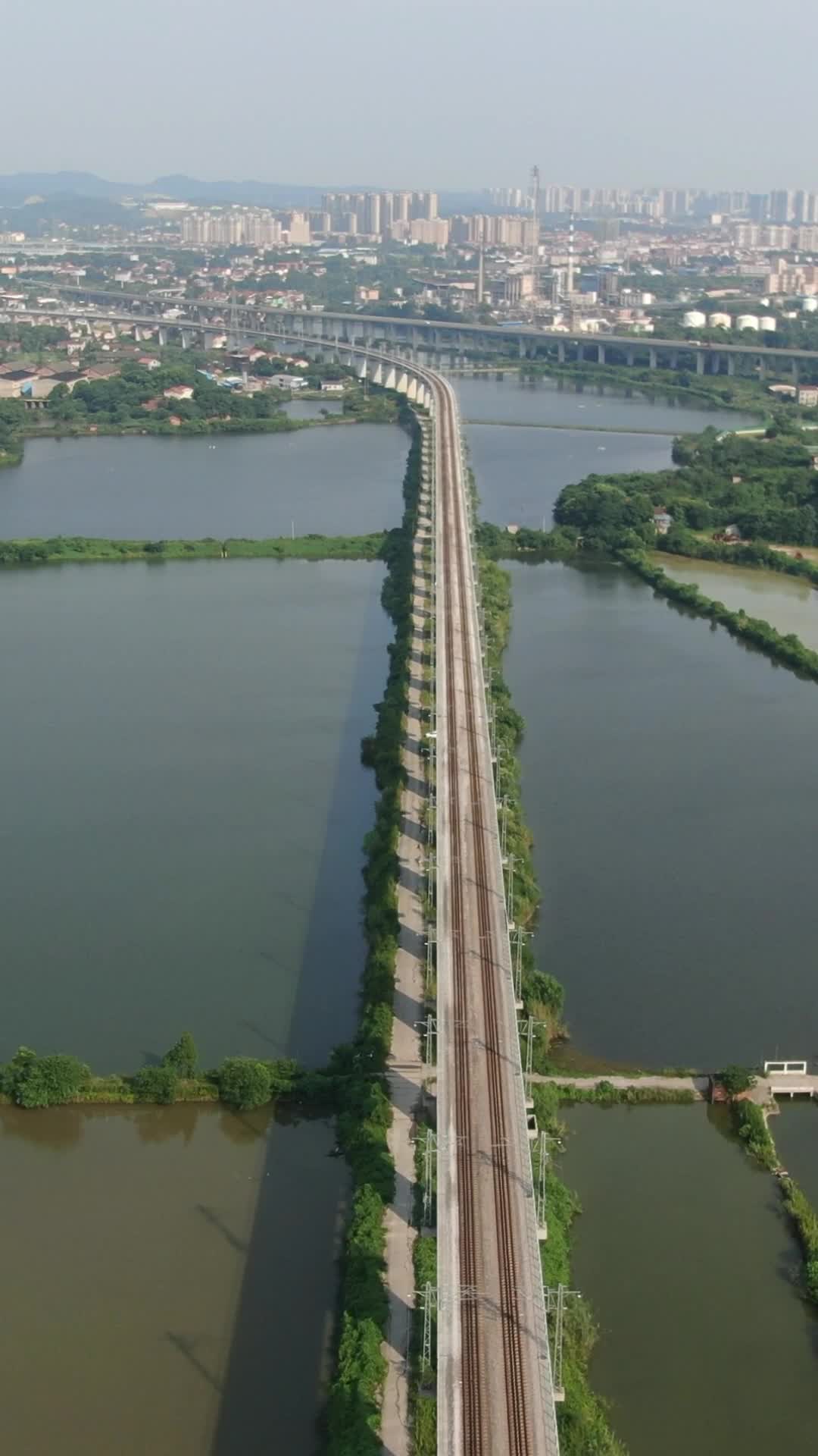 高铁轨道高架桥竖屏航拍视频的预览图