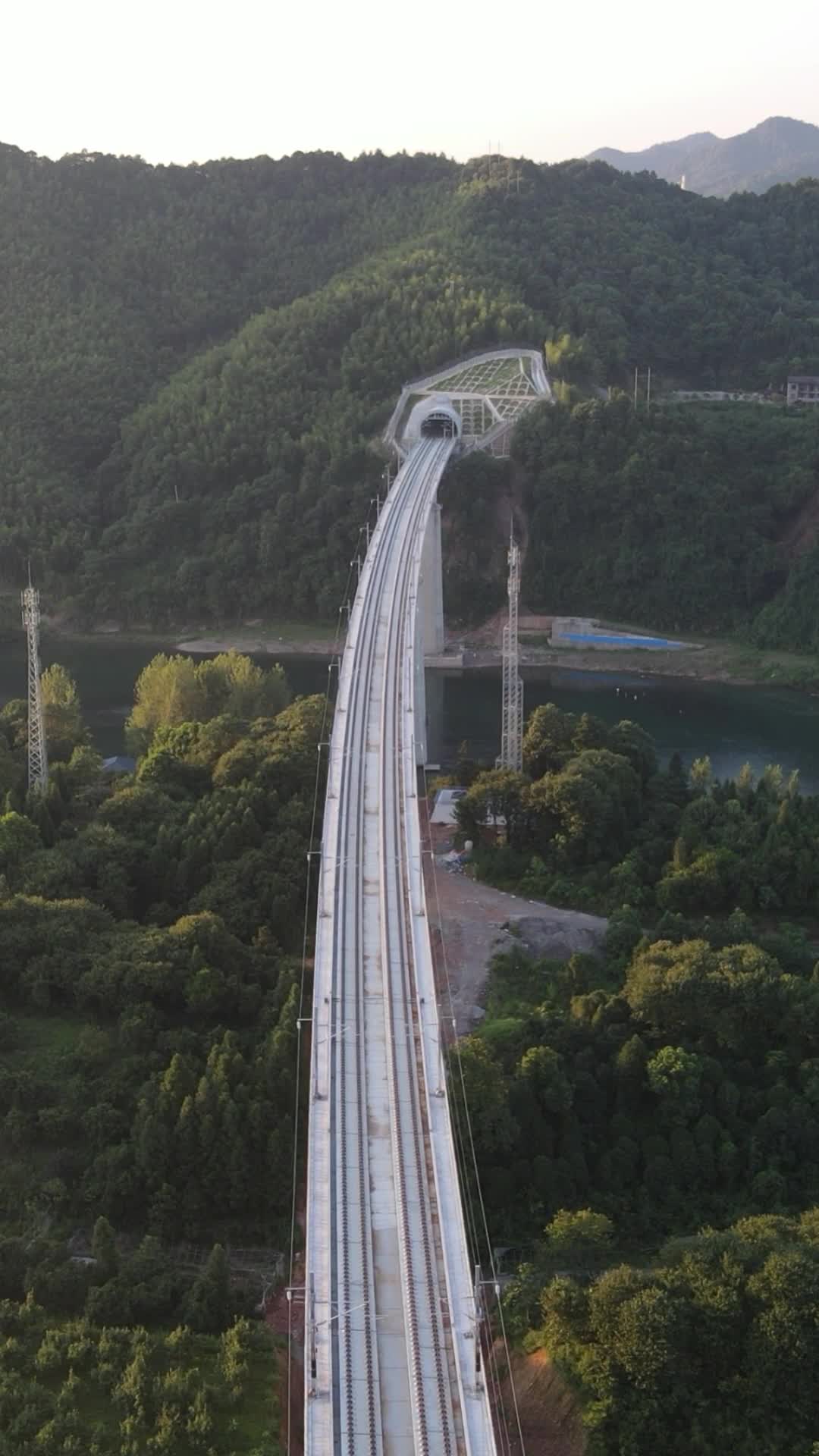 航拍高铁轨道高架桥交通视频的预览图