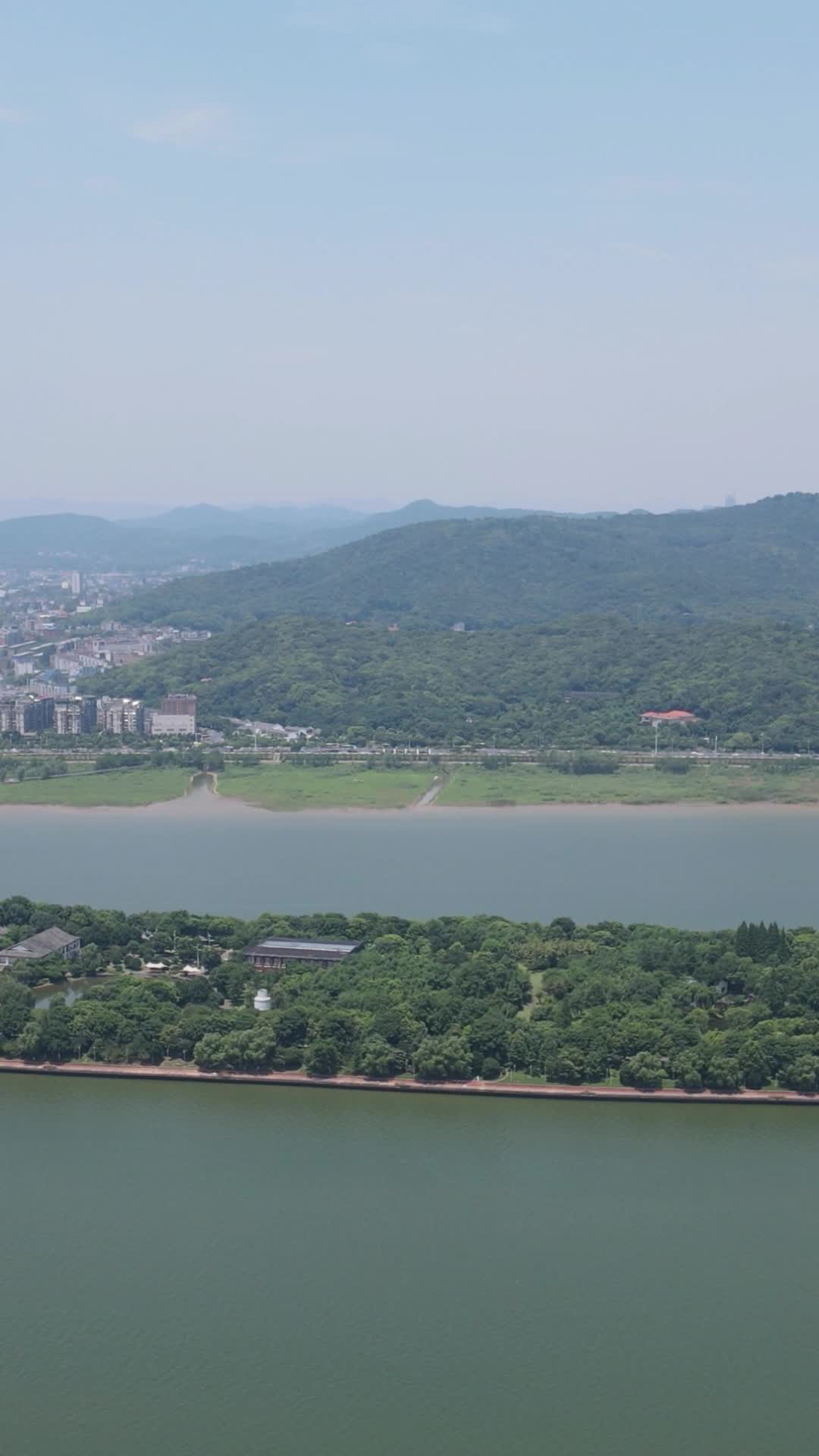 湖南长沙湘江岳麓山风光竖屏航拍视频的预览图