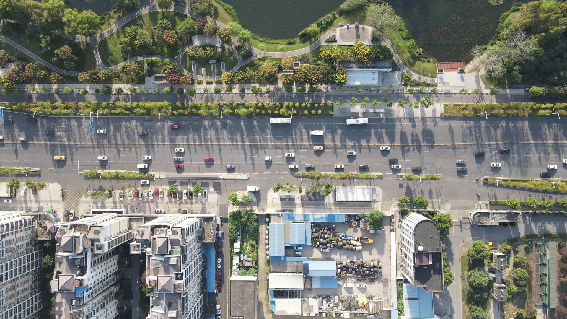 航拍城市大道车流交通视频的预览图