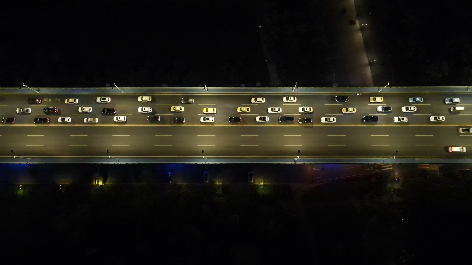 航拍桥梁车流夜景视频的预览图