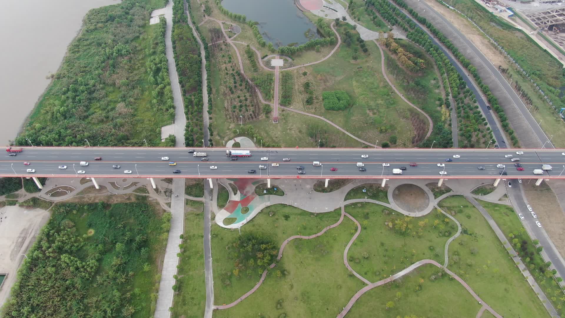 航拍湖北武汉长江白沙洲大桥视频的预览图