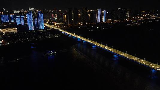 航拍湖北武汉长江大桥夜间车流视频的预览图