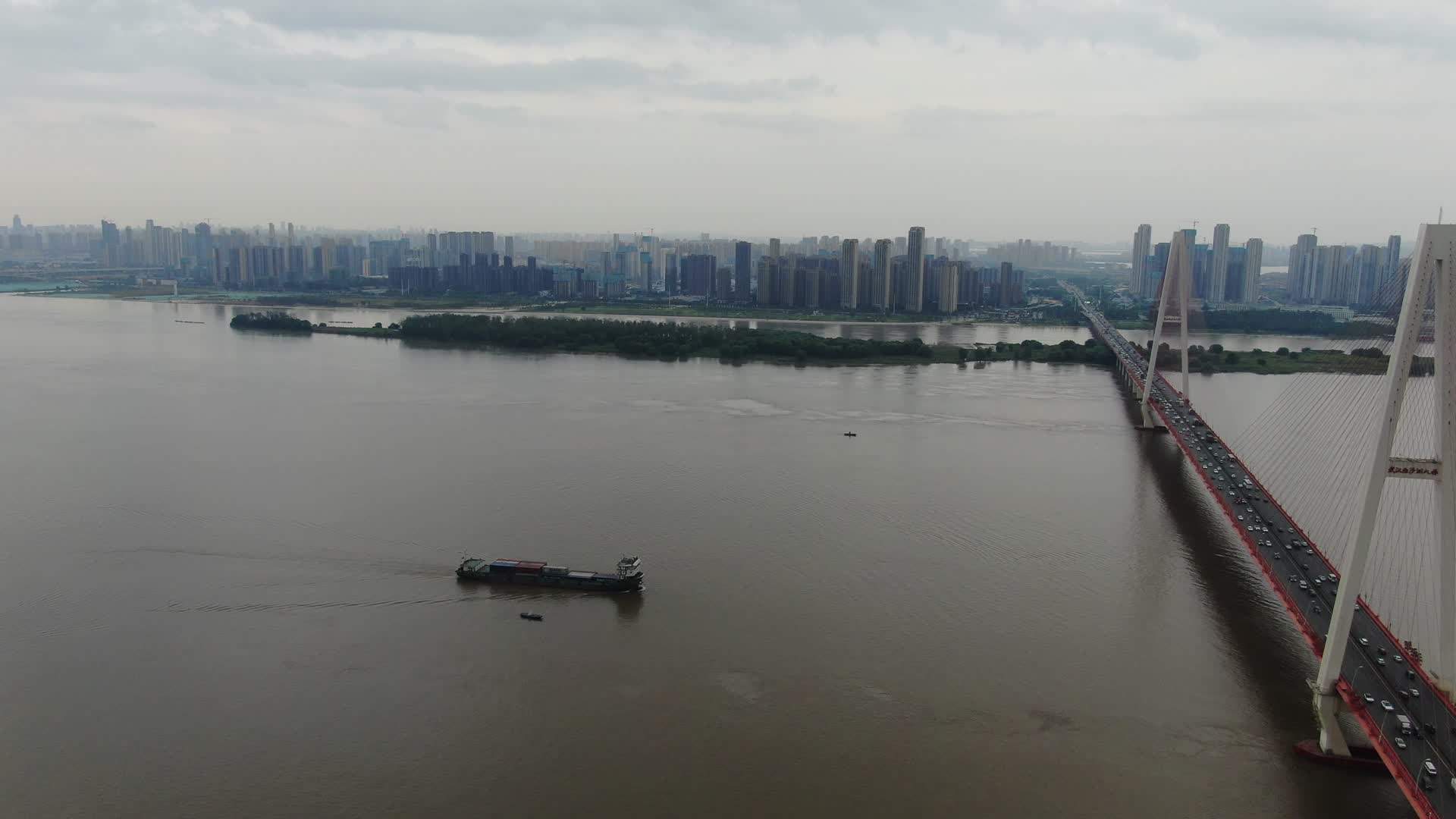 航拍湖北武汉长江白沙洲大桥视频的预览图