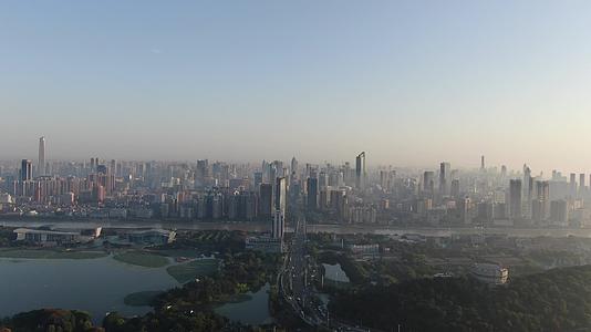 武汉城市清晨迷雾航拍视频的预览图
