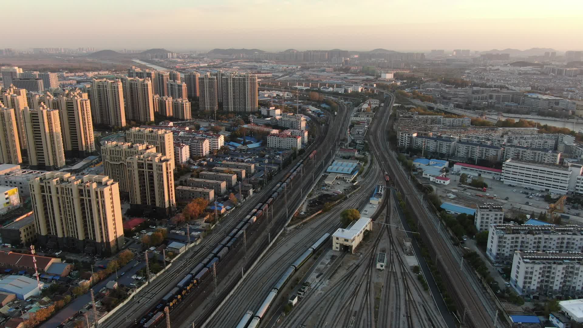 航拍城市铁路交通枢纽视频的预览图