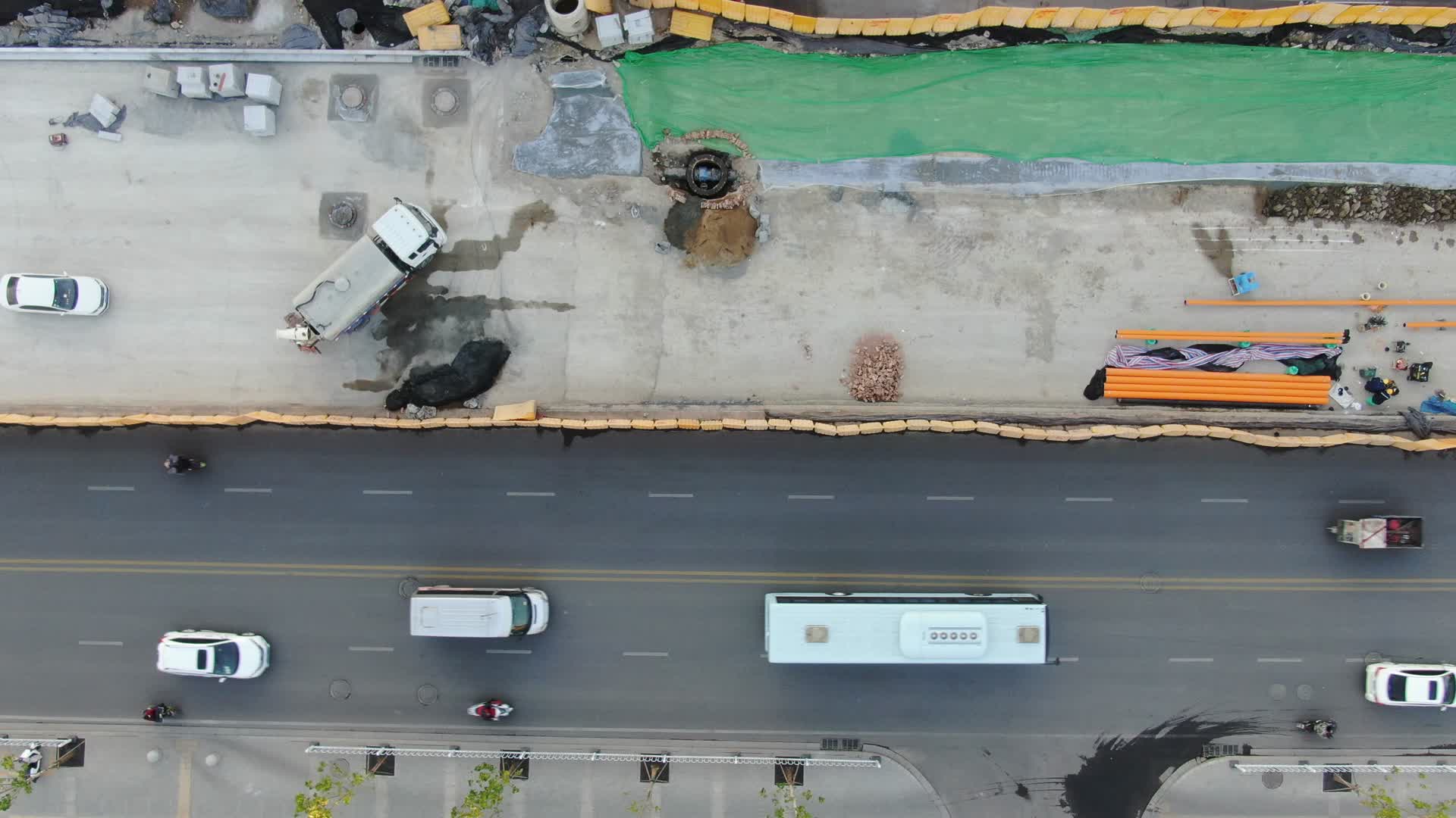 航拍城市道路施工现场视频的预览图