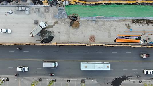 航拍城市道路施工现场视频的预览图
