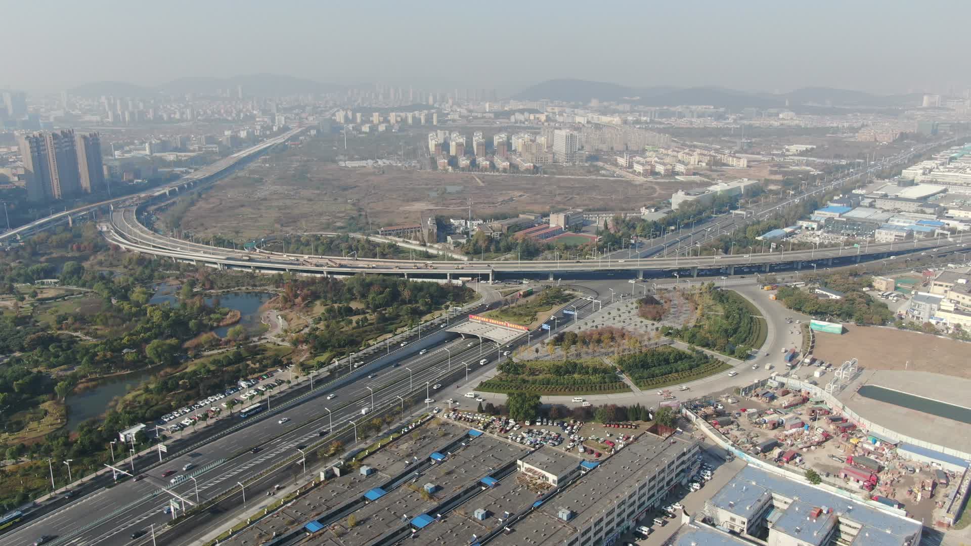 航拍江苏徐州绕城路拥堵交通视频的预览图