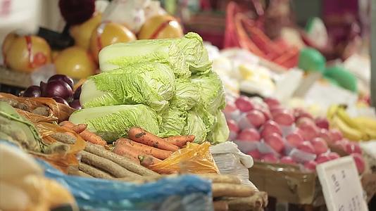 菜市场商贩卖各种蔬菜视频的预览图
