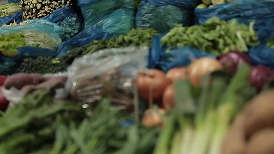 菜市场商贩卖各种蔬菜视频的预览图