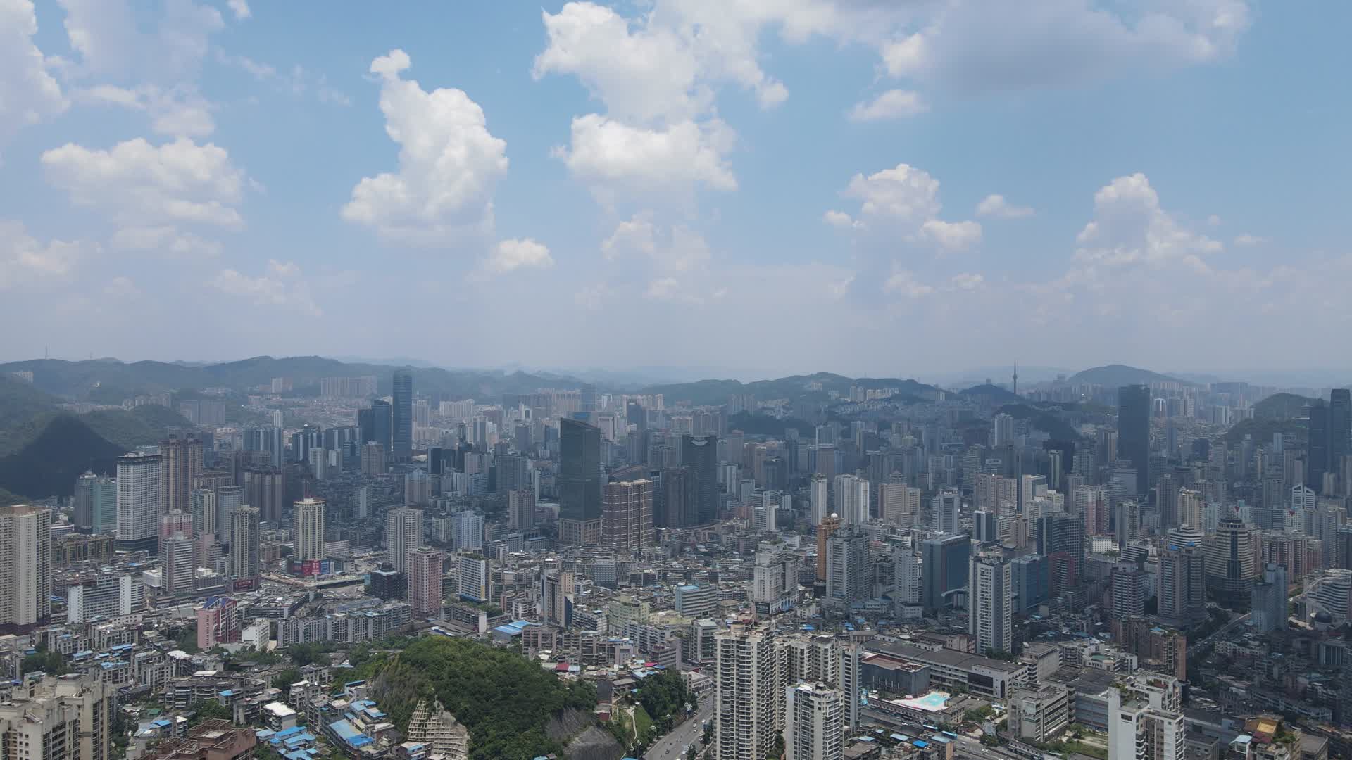 航拍贵州贵阳城市全景视频的预览图