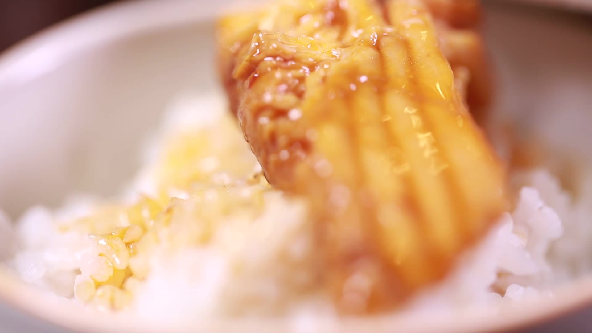 吃鱼一筷子鱼肉视频的预览图