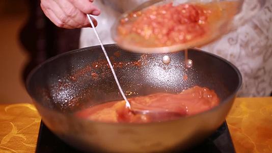 厨师熬制番茄料汁视频的预览图