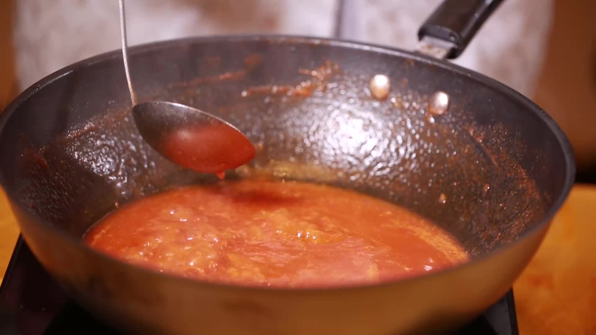 厨师熬制番茄料汁视频的预览图