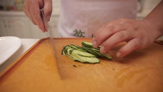 厨师刀工切黄瓜丝视频的预览图