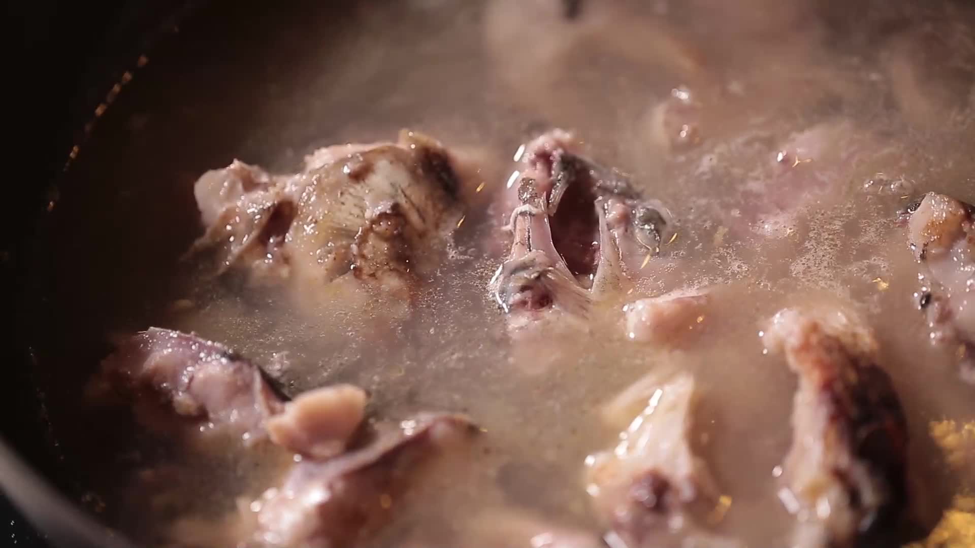 厨师煎鱼防粘锅炖鲫鱼汤视频的预览图