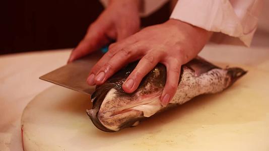 厨师切胖头鱼鱼头视频的预览图