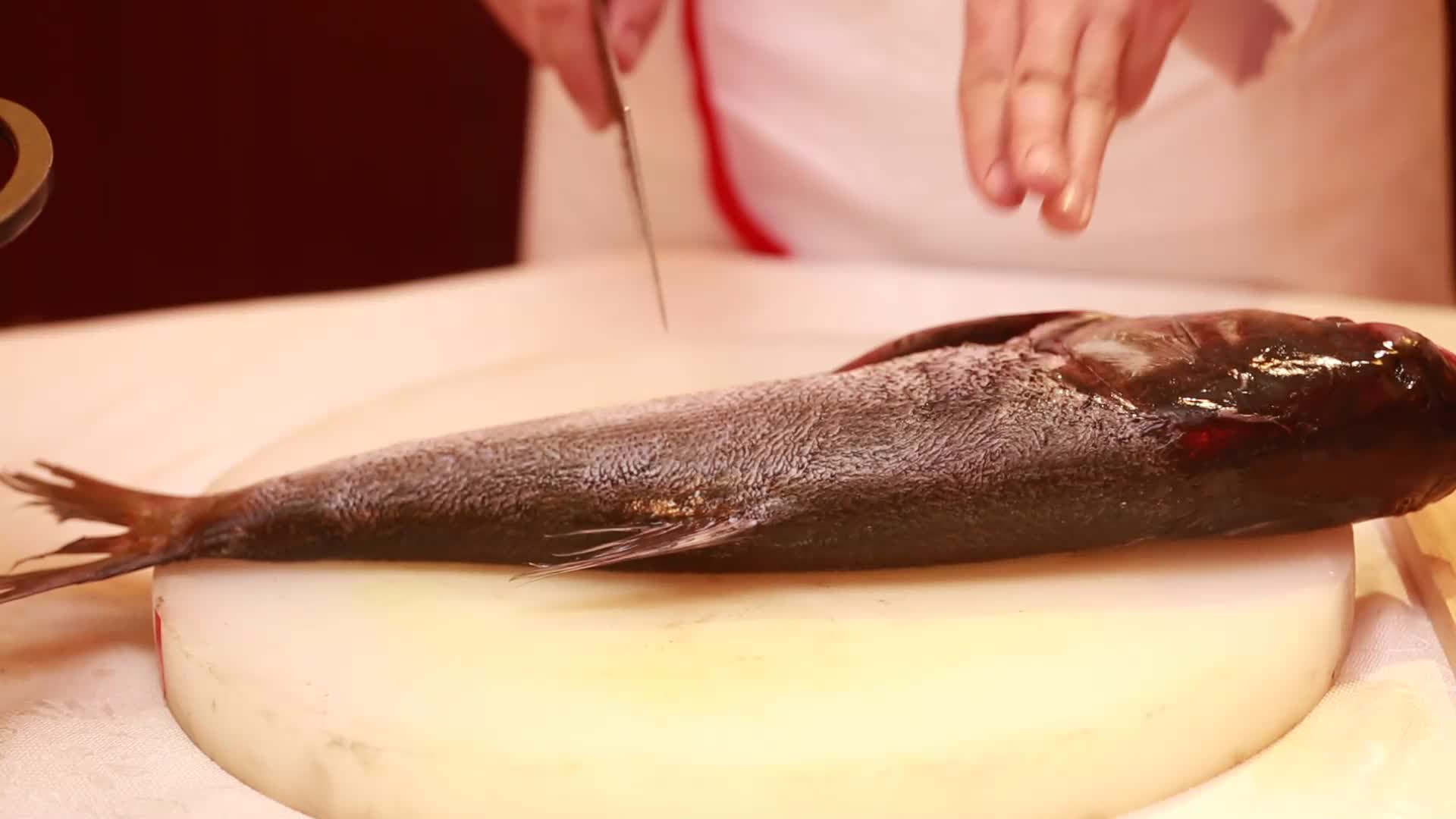 厨师切胖头鱼鱼头视频的预览图