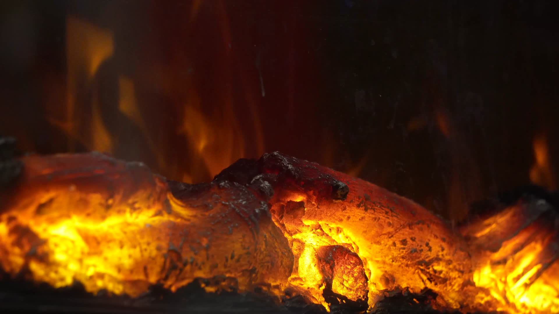 燃烧的炭火炉火木炭烧烤视频的预览图