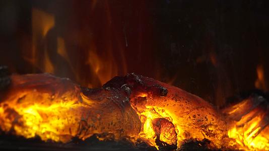 燃烧的炭火炉火木炭烧烤视频的预览图