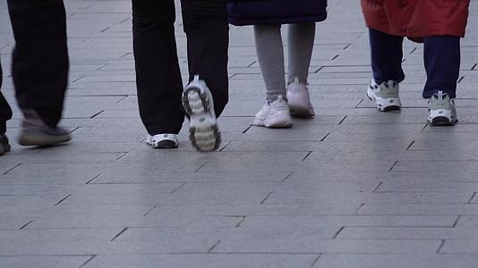 人流脚步鞋足迹走来走去往来游客游览视频的预览图