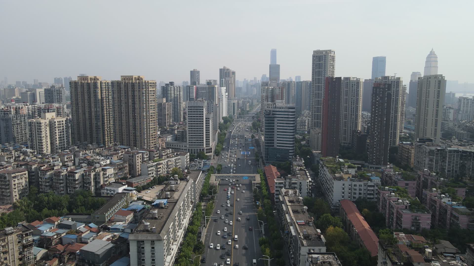 航拍湖北武汉解放大道交通视频的预览图