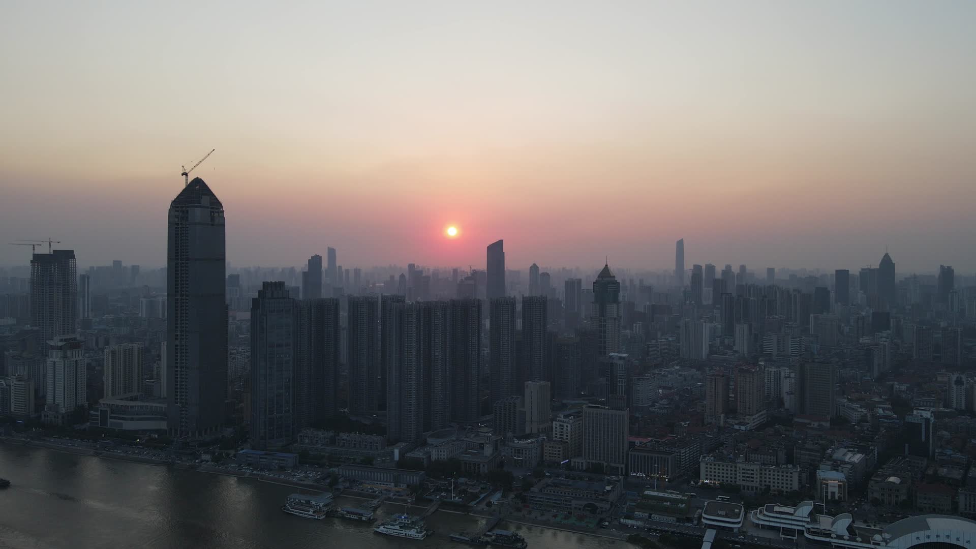 航拍湖北武汉城市日落视频的预览图