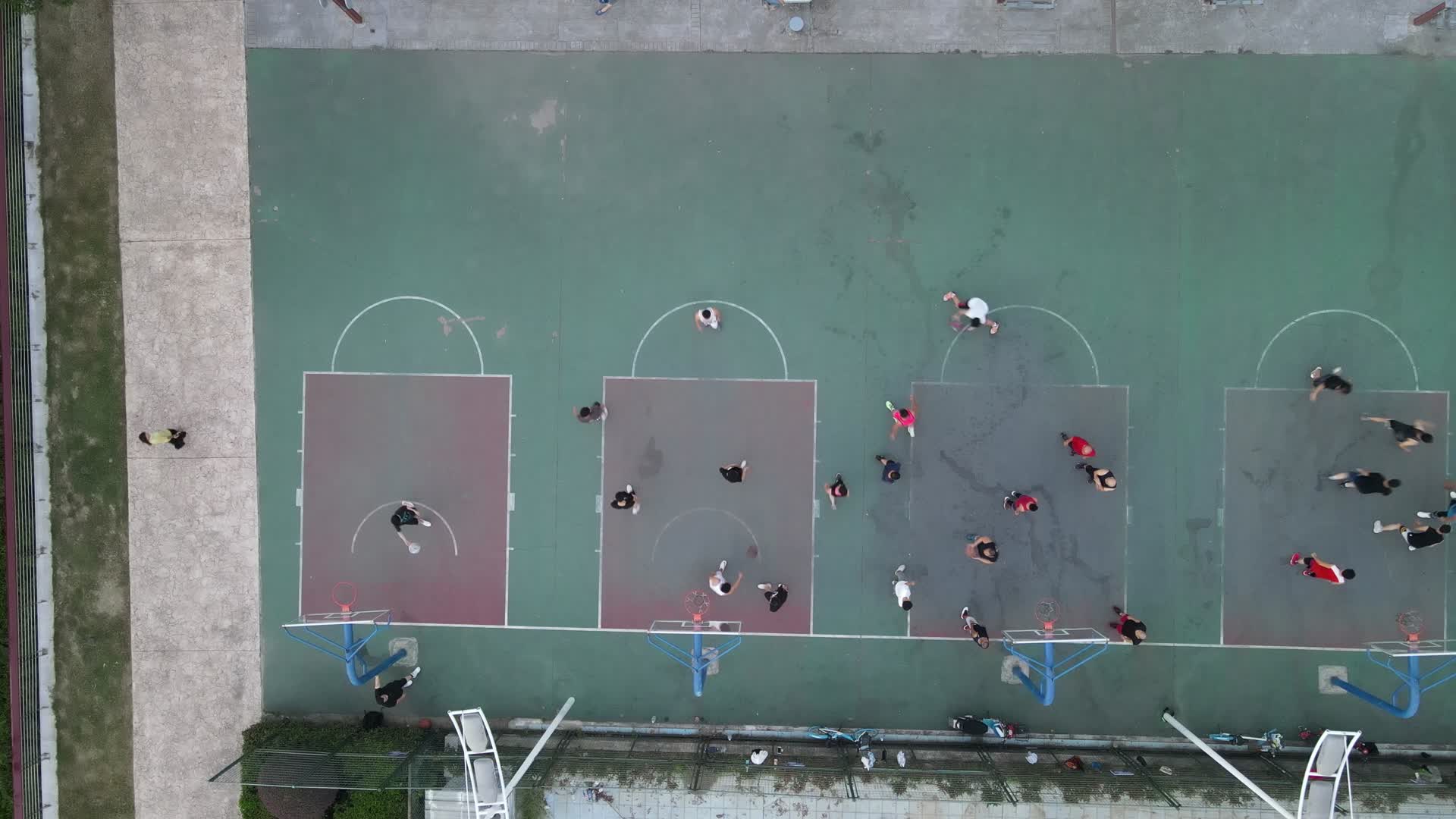 航拍篮球场打篮球视频的预览图