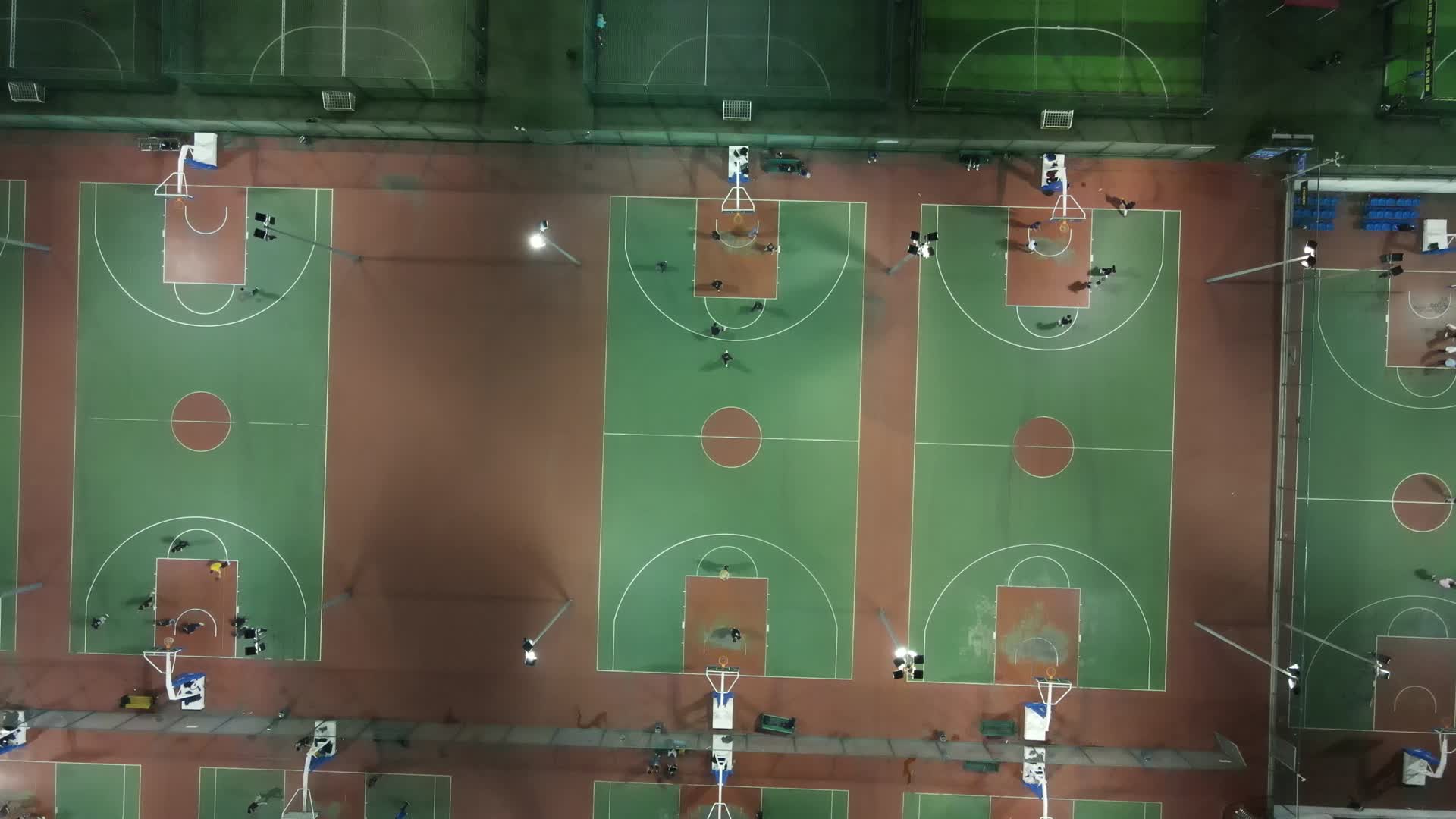 航拍运动场篮球比赛视频的预览图