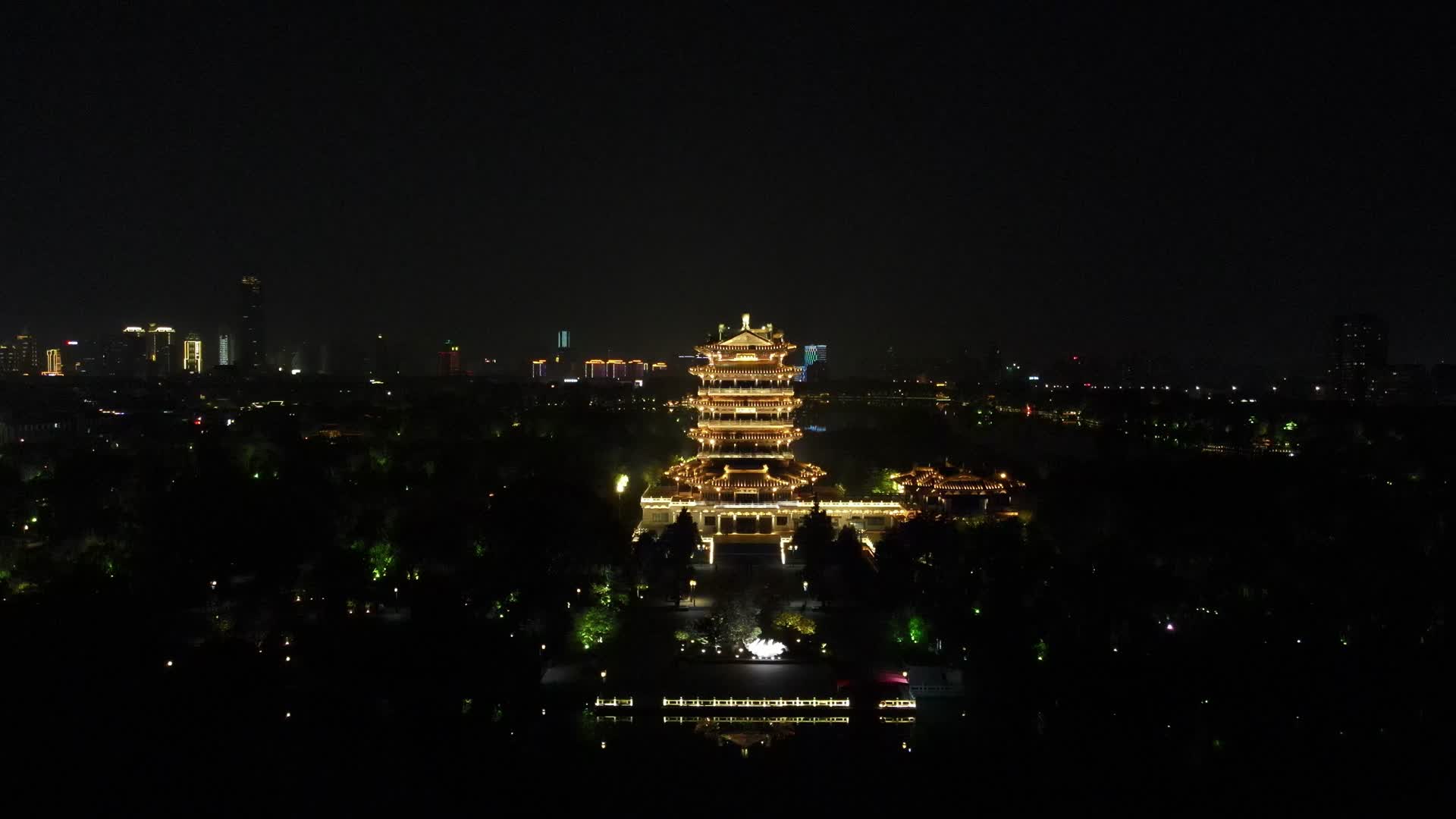 航拍山东济南超然楼古建筑夜景视频的预览图