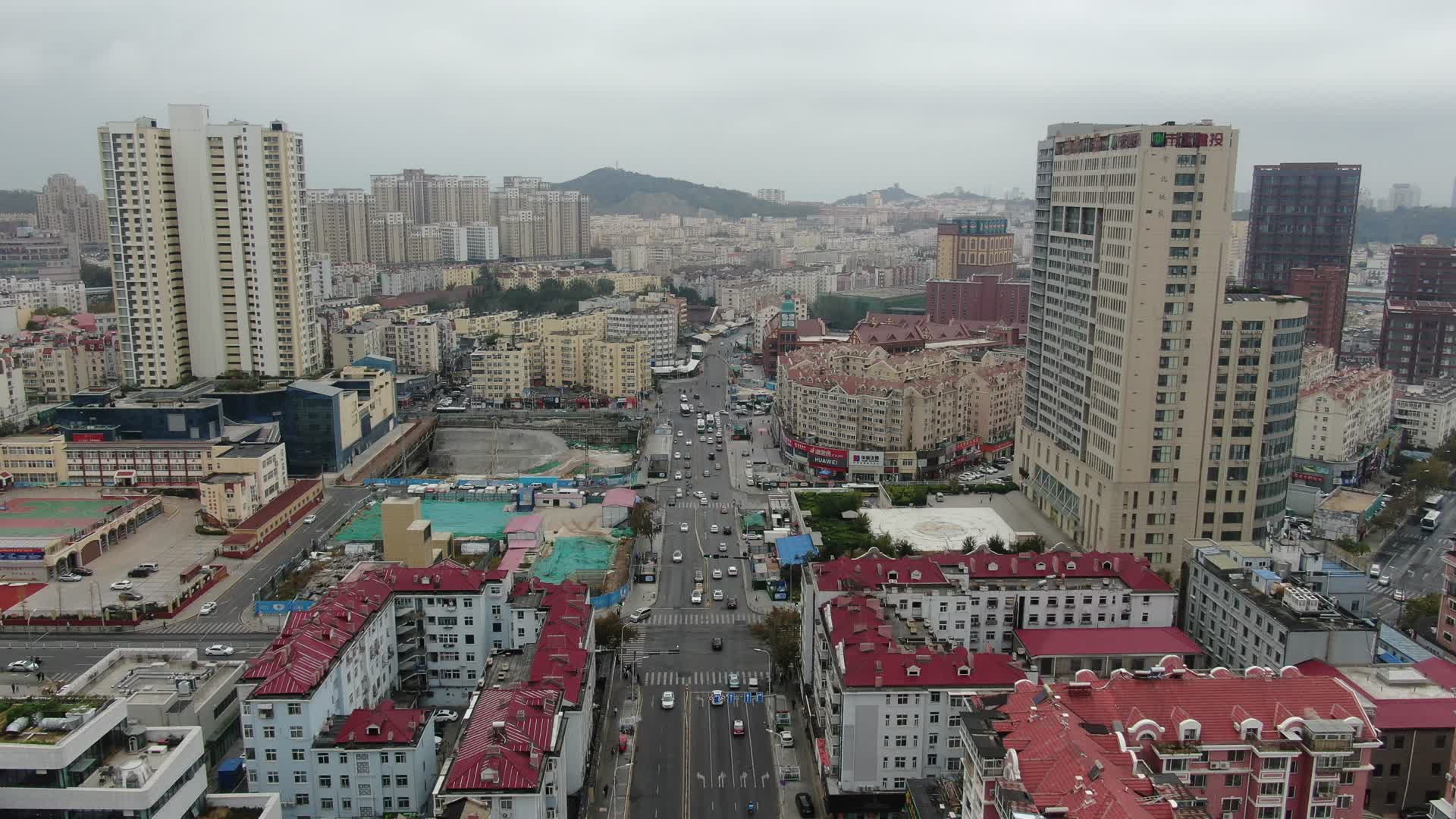 航拍山东青岛城市建设交通大道视频的预览图
