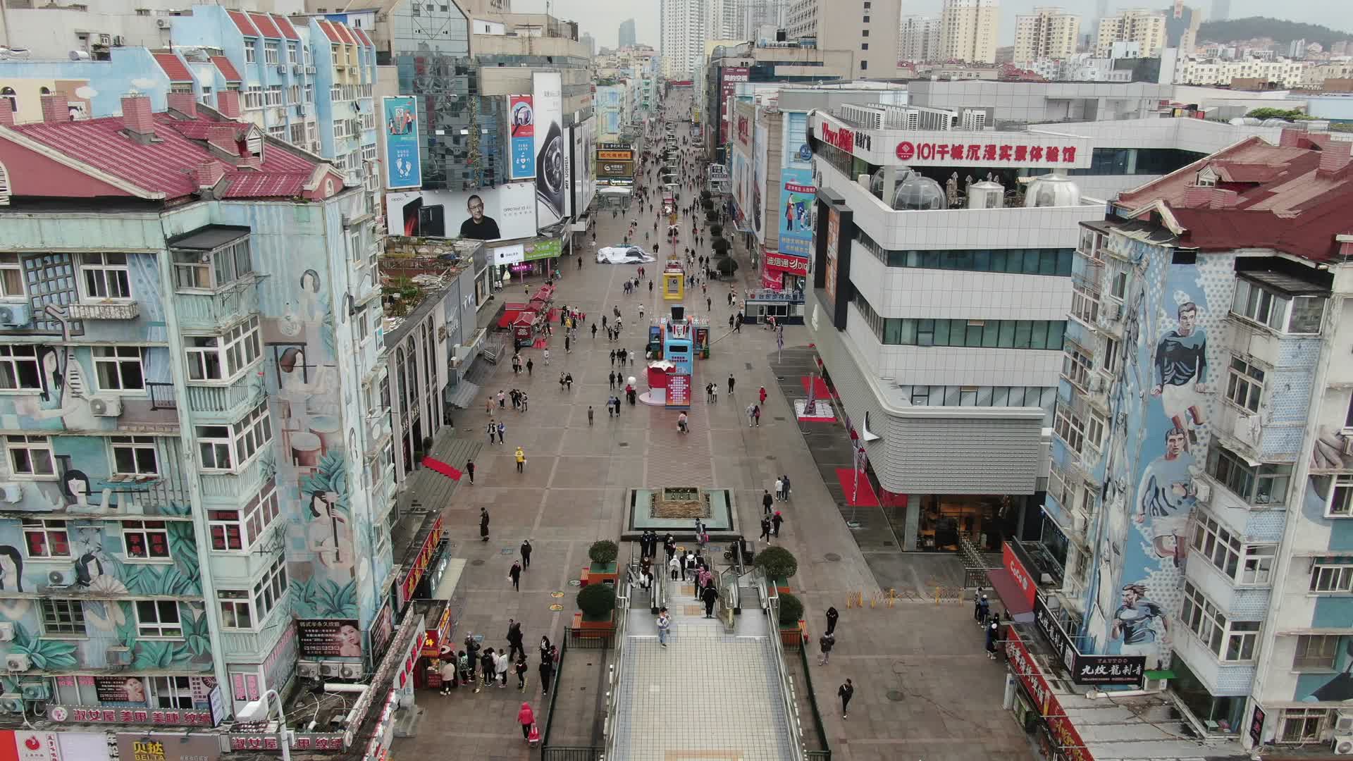 航拍山东青岛台东步行街视频的预览图