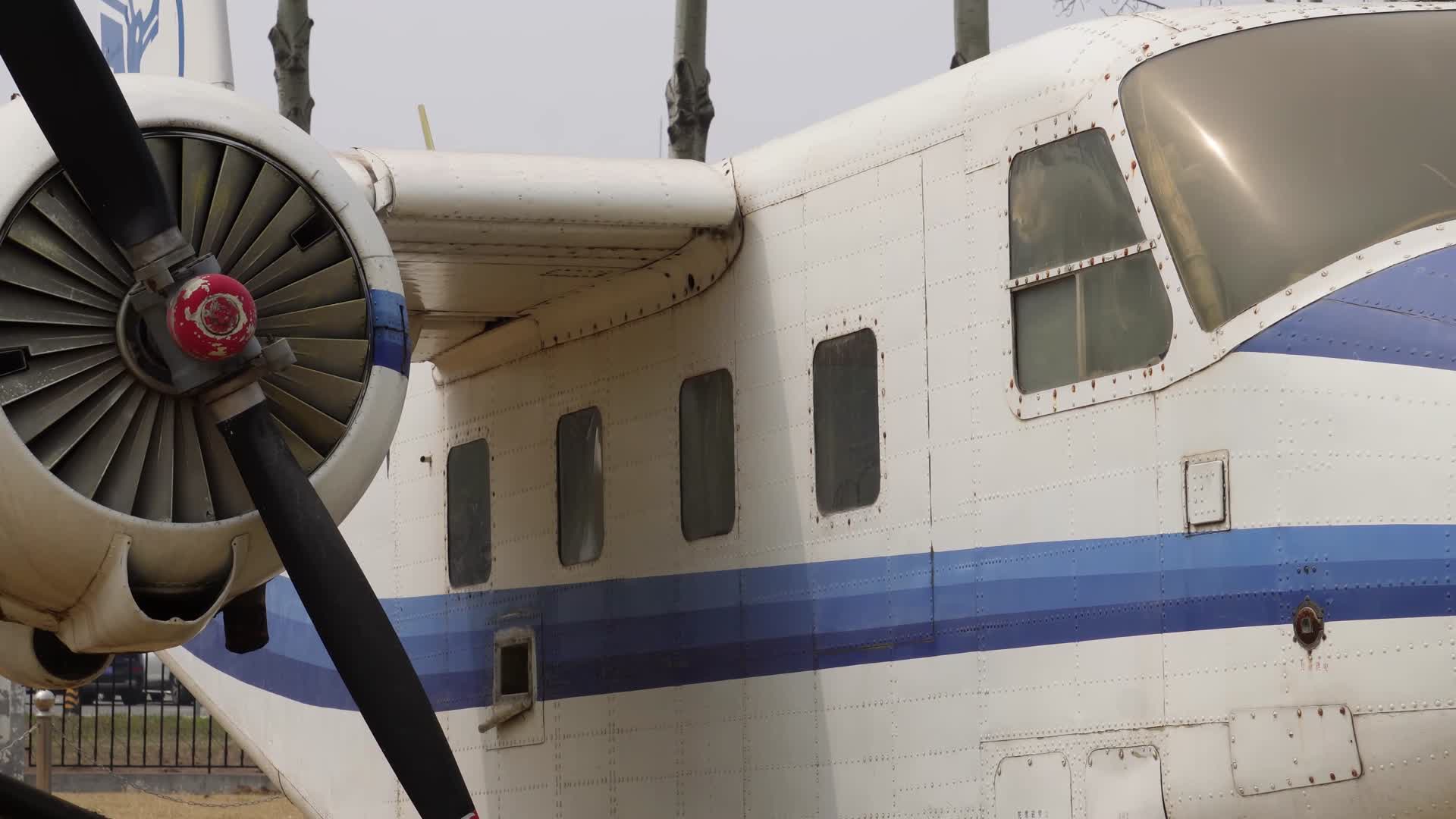 私人飞机窗户舱门螺旋桨视频的预览图