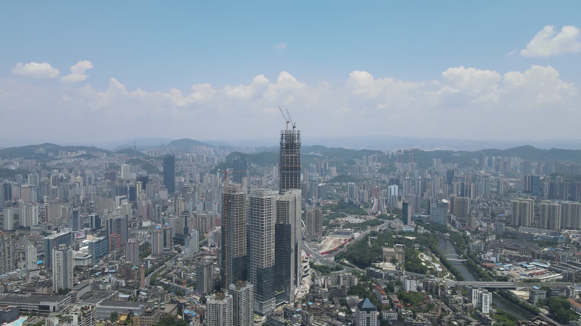 航拍贵州贵阳城市全景视频的预览图