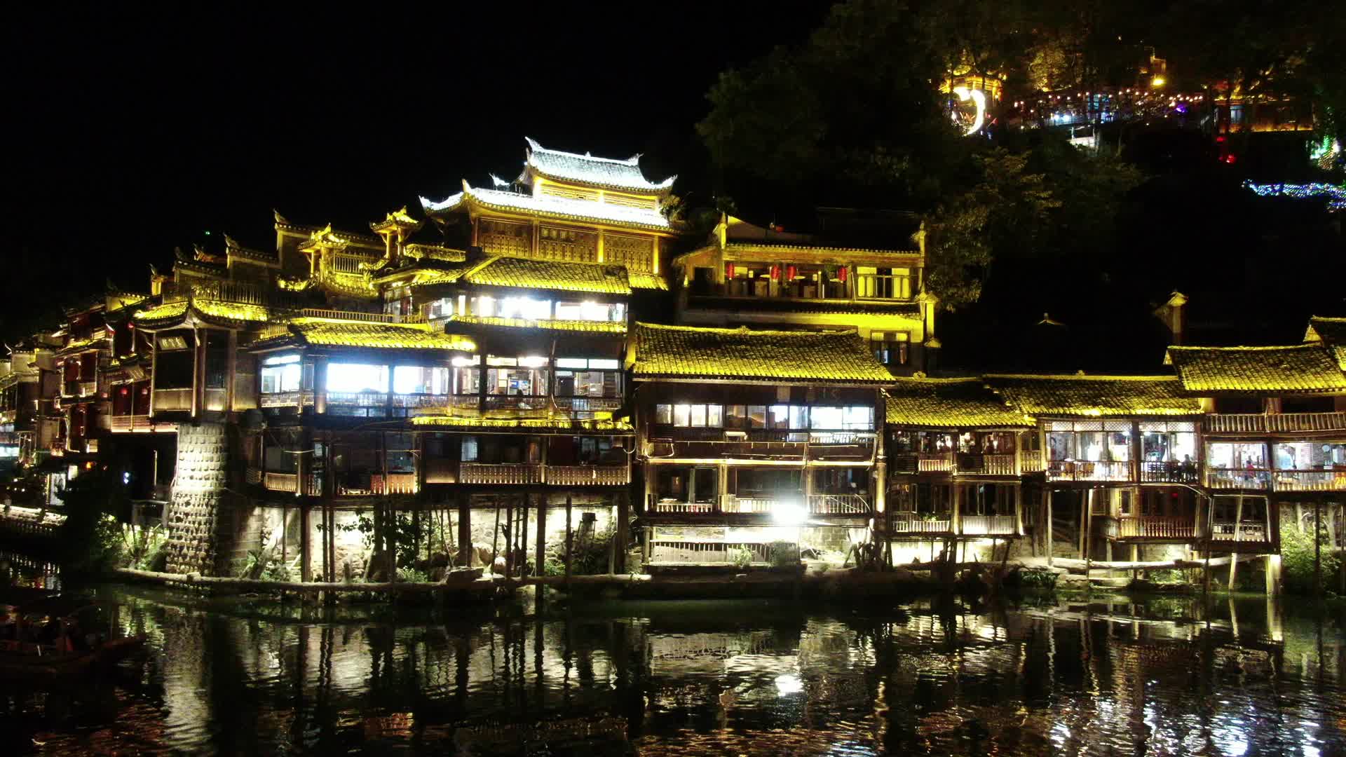 湖南湘西凤凰古城夜景航拍视频的预览图