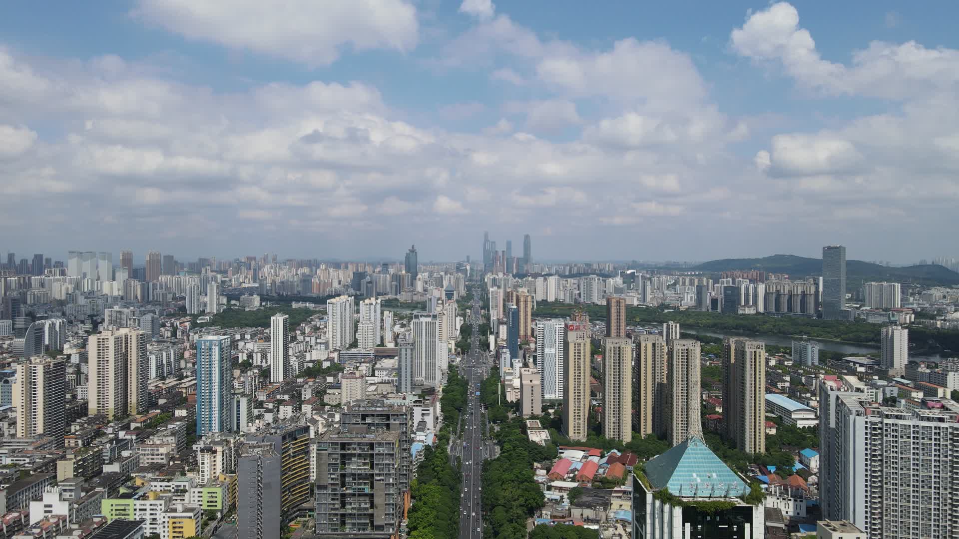 航拍广西南宁城市蓝天白云天际线民族大道视频的预览图