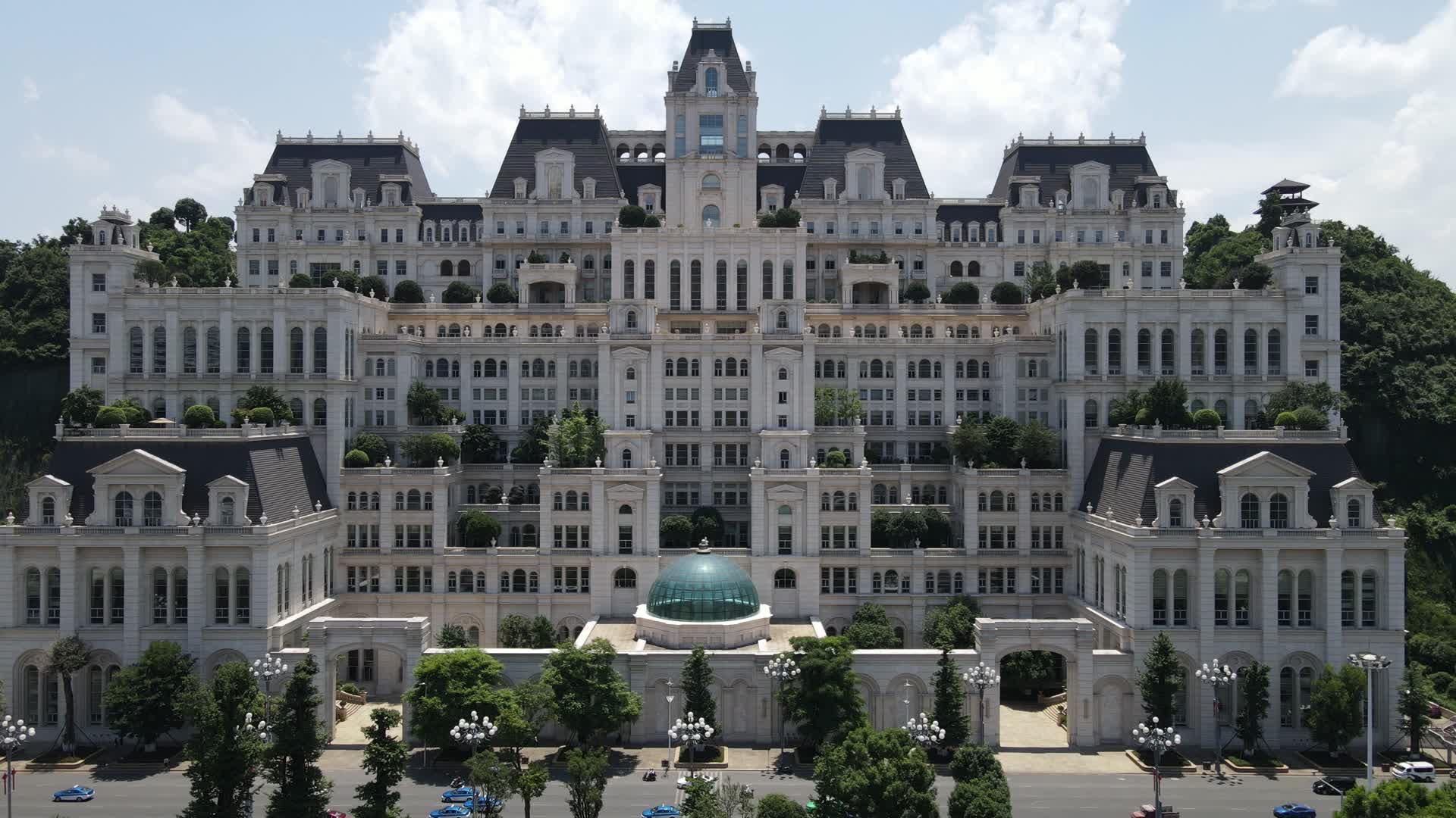 贵州贵阳白宫地标建筑航拍视频的预览图