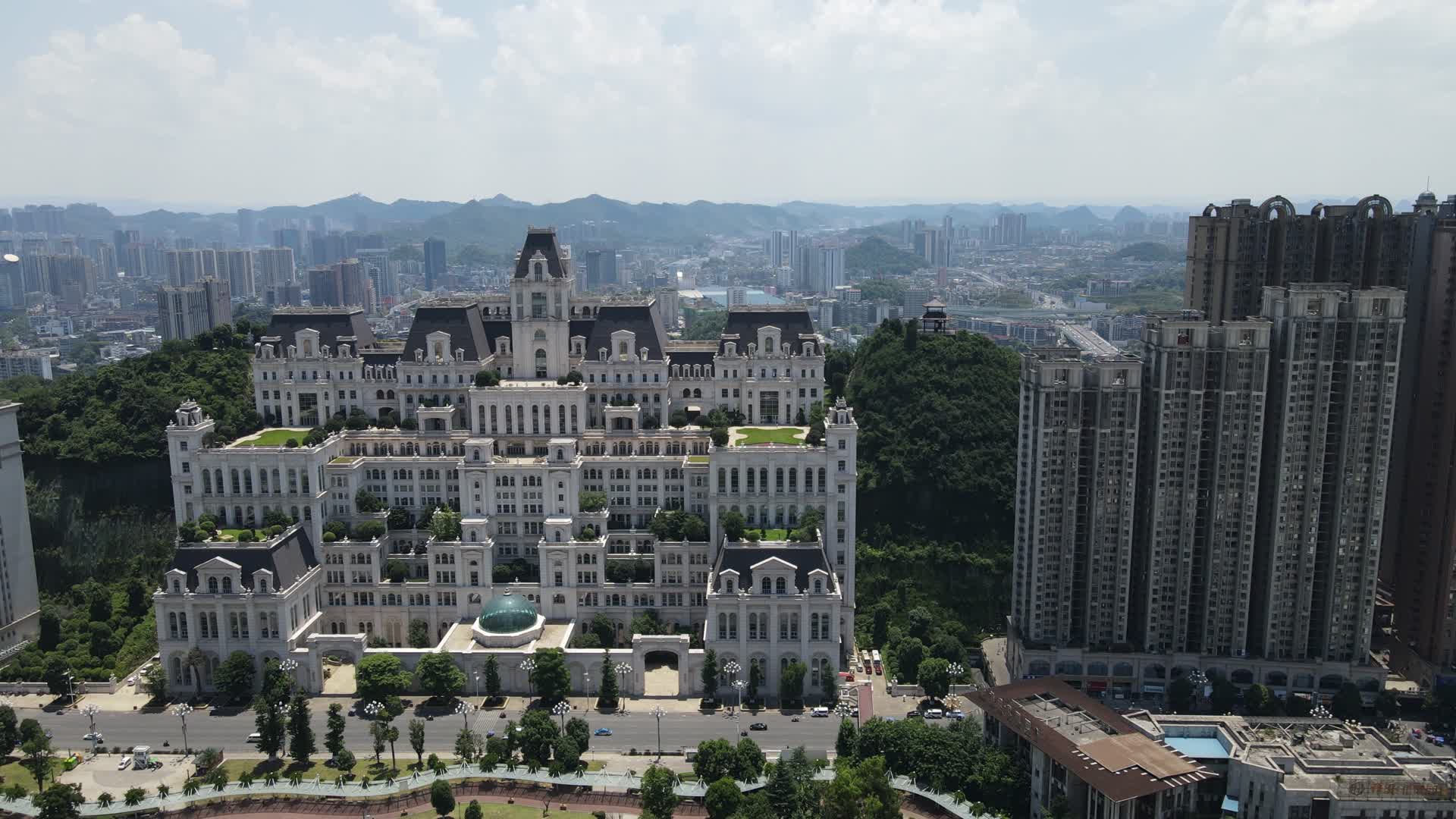 贵州贵阳白宫地标建筑航拍视频的预览图