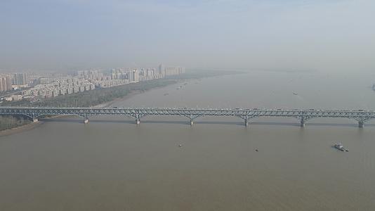 航拍江苏南京长江大桥视频的预览图