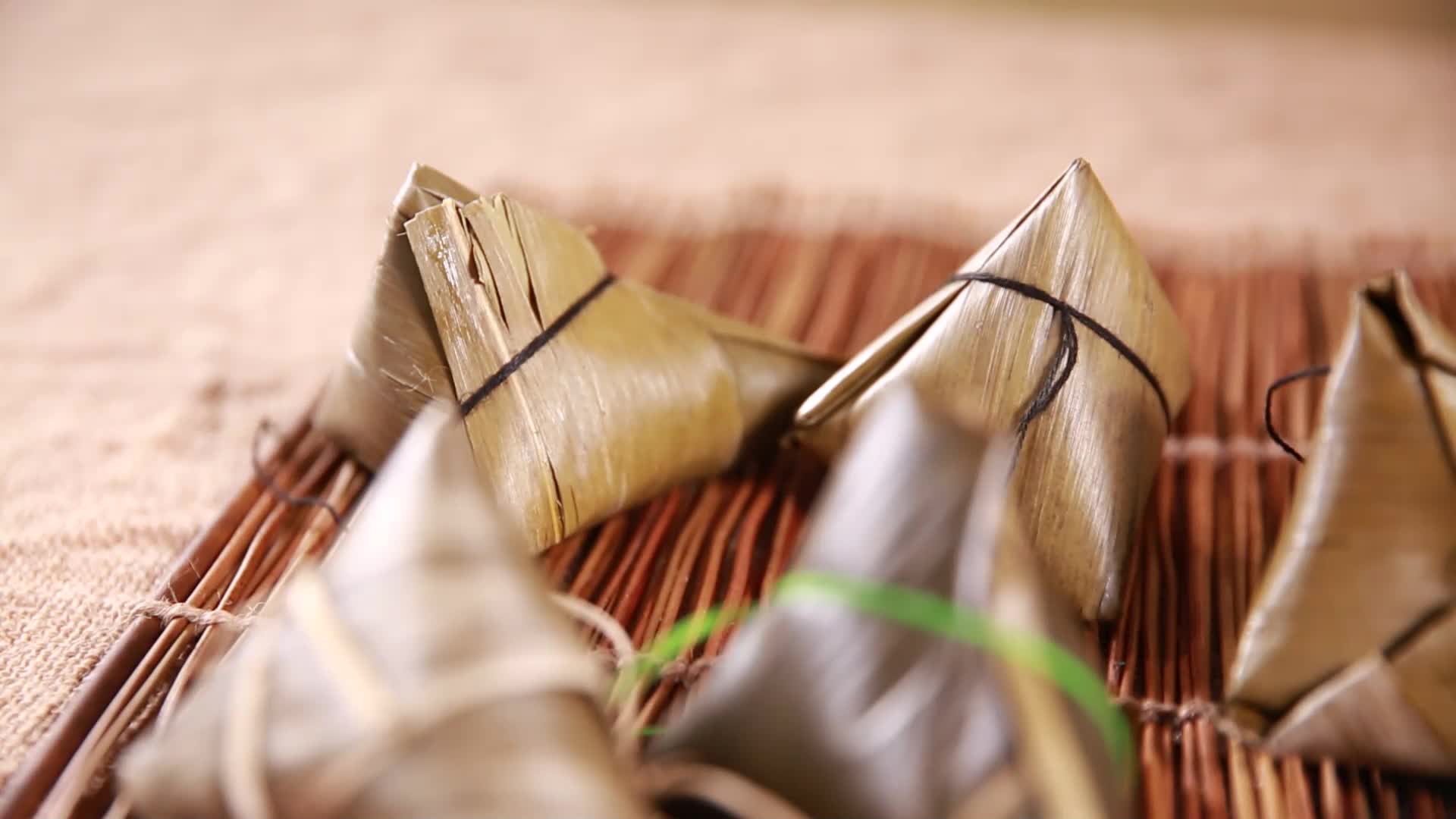 传统节日端午节吃粽子视频的预览图