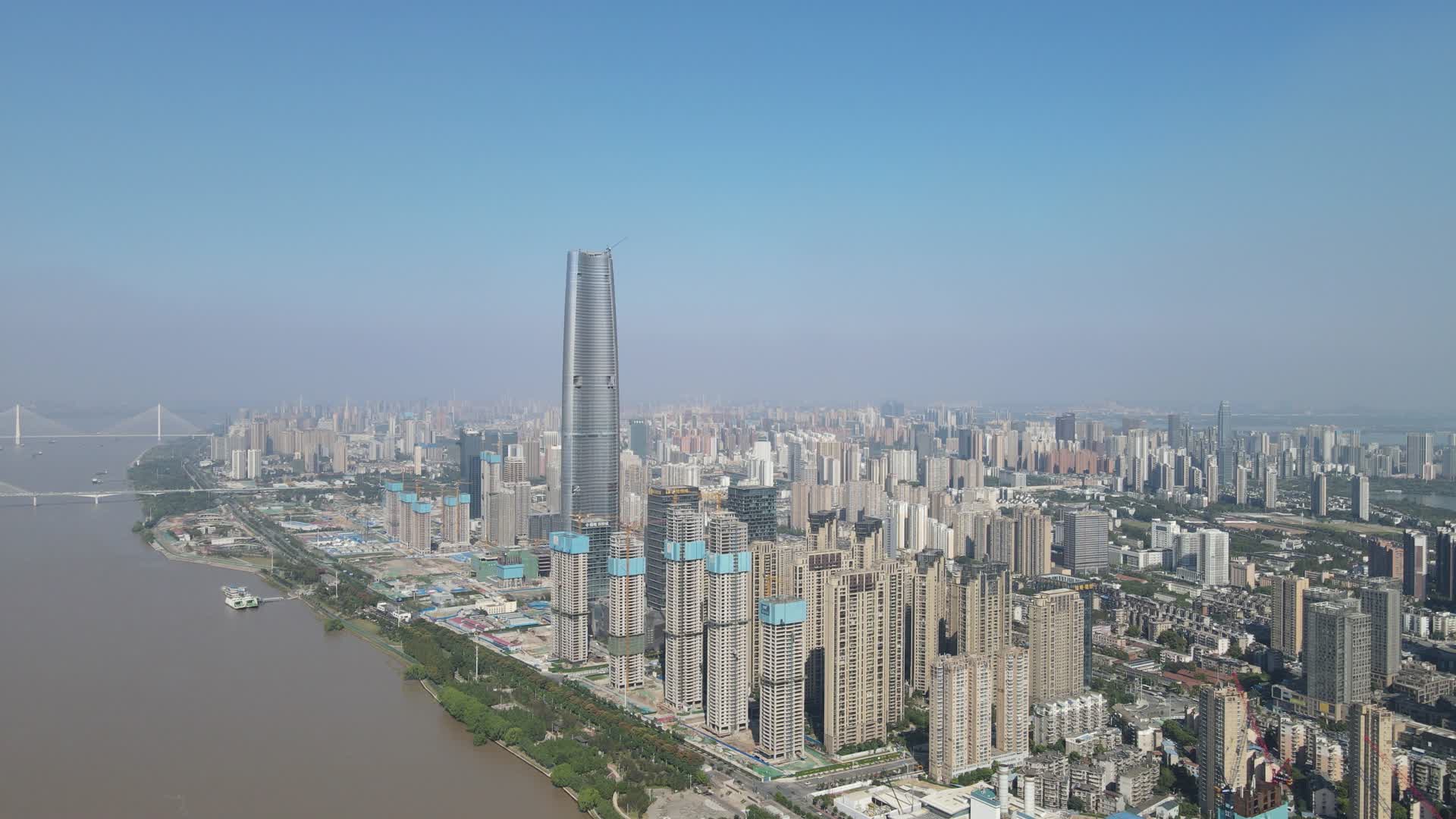 航拍武汉绿地中心第一高楼视频的预览图