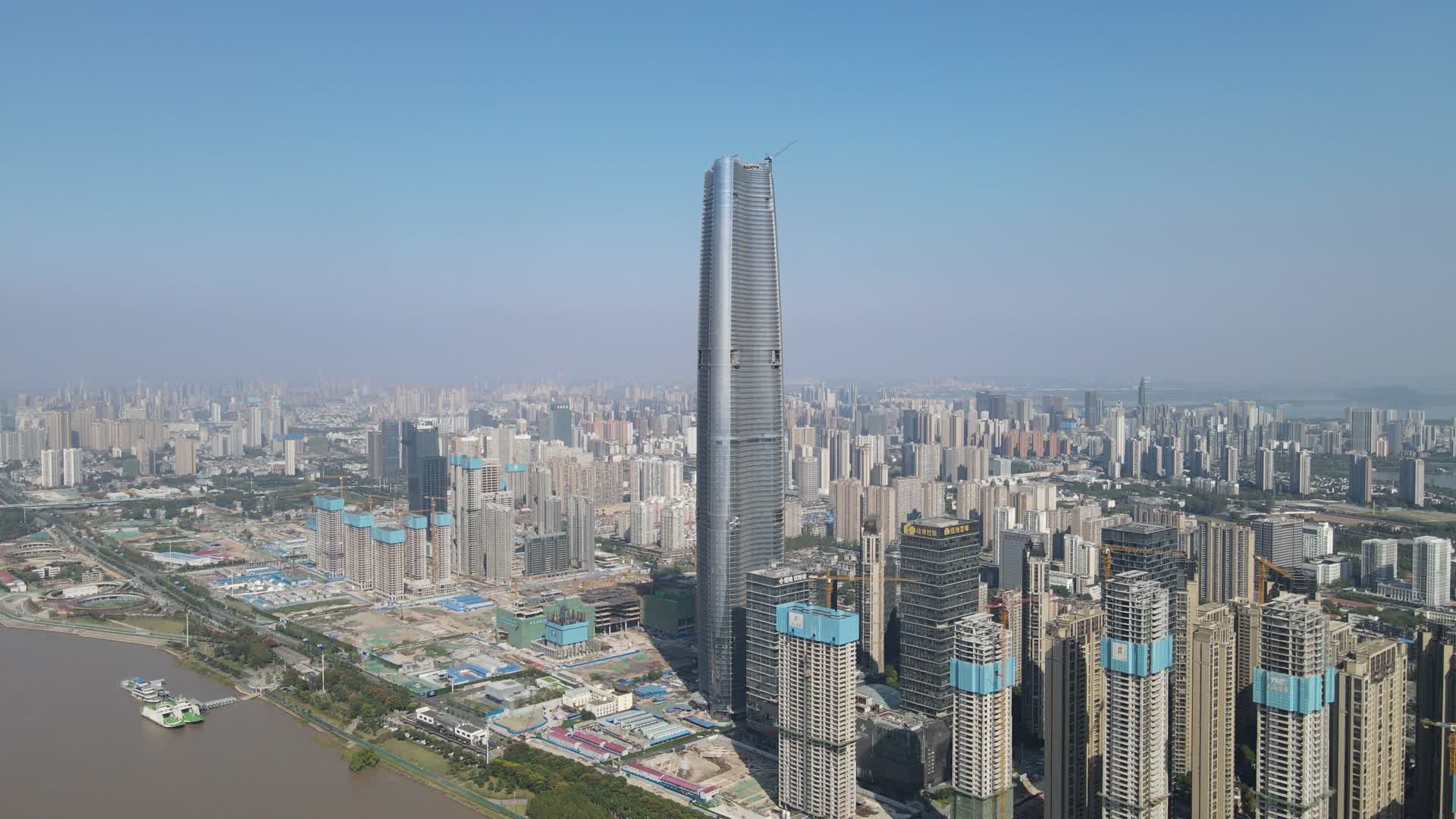 航拍武汉绿地中心第一高楼视频的预览图