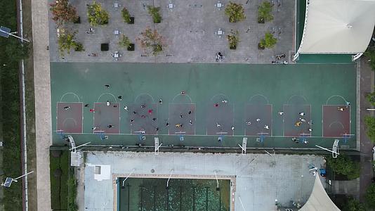 航拍运动场锻炼人群视频的预览图