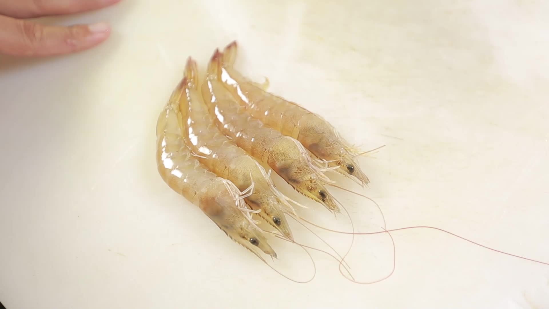 大虾开背去虾线蝴蝶虾视频的预览图