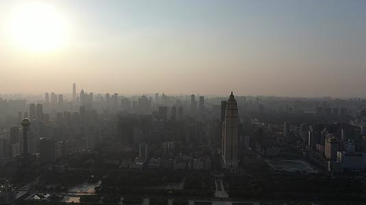 航拍湖北武汉清晨迷雾梦幻城市视频的预览图