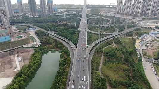 航拍湖北武汉南二环交通立交桥视频的预览图