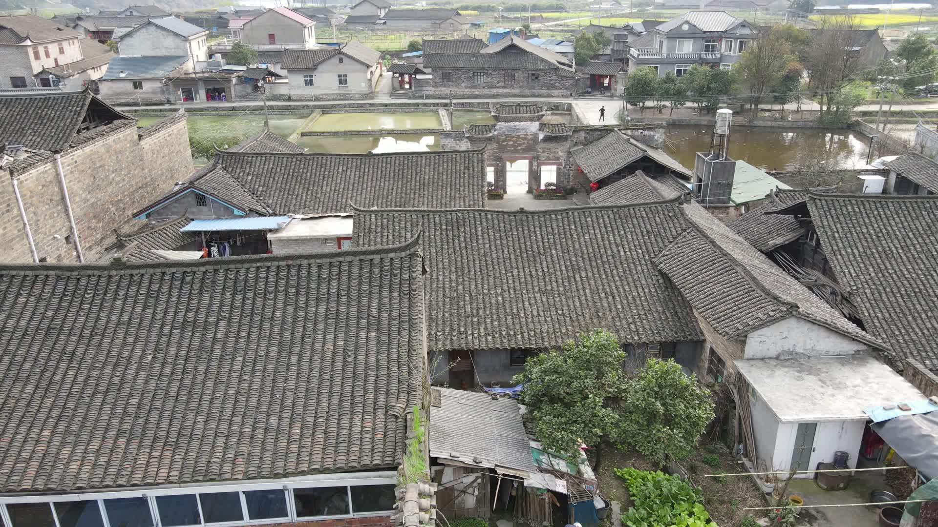 航拍古建筑瓦片房屋顶视频的预览图