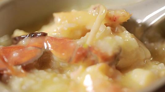 干贝大虾螃蟹海鲜粥视频的预览图