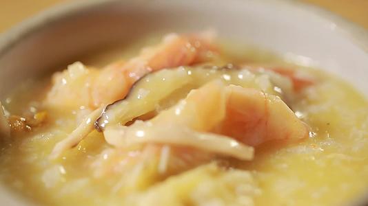 干贝大虾螃蟹海鲜粥视频的预览图